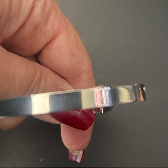 Elegant Hinged Bracelet – Timeless and Chic designer Louis V. - Picture 7 of 7